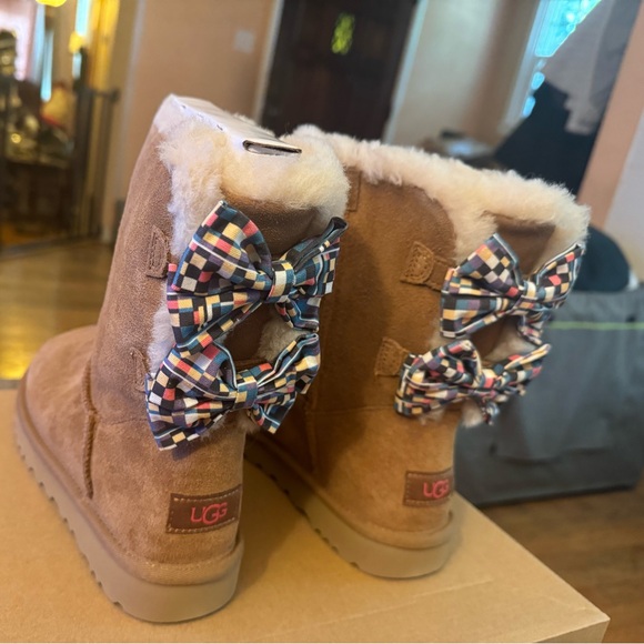 New with box Ugg Bailey Bow checkered, chestnut size 7. - Picture 2 of 11